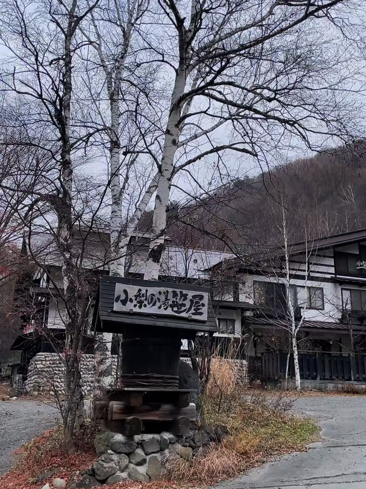 ✨ 𝐓𝐫𝐚̉𝐢 𝐧𝐠𝐡𝐢𝐞̣̂𝐦 𝐭𝐚̆́𝐦 𝐤𝐡𝐨𝐚́𝐧𝐠 𝐎𝐧𝐬𝐞𝐧 – 𝐛𝐢́ 𝐪𝐮𝐲𝐞̂́𝐭 𝐬𝐨̂́𝐧𝐠 𝐤𝐡𝐨̉𝐞 𝐜𝐮̉𝐚 𝐧𝐠𝐮̛𝐨̛̀𝐢 𝐍𝐡𝐚̣̂𝐭 ✨ Từ lâu, Onsen – suối nước nóng tự nhiên giàu khoáng chất – đã trở thành một phần không thể thiếu trong văn hóa Nhật Bản. Người Nhật tin rằng, việc ngâm mình trong làn nước ấm không chỉ giúp giải tỏa căng thẳng, tăng cường tuần hoàn máu, mà còn hỗ trợ làm đẹp da và cải thiện sức khỏe. 📅 Lịch khởi hành & Giá tour Tháng 10: ngày 23 🔻 Giá ưu đãi: 27.990.000đ (giá gốc ~28.990.000đ) Tháng 11: ngày 6, 13 💰 Giá: 29.990.000đ Tháng 12: ngày 4, 18 💰 Giá: 29.990.000đ 🔥 𝐂𝐨̂𝐧𝐠 𝐭𝐲 𝐓𝐍𝐇𝐇 𝐓𝐡𝐮̛𝐨̛𝐧𝐠 𝐦𝐚̣𝐢 𝐯𝐚̀ 𝐃𝐢̣𝐜𝐡 𝐯𝐮̣ 𝐆𝐫𝐚𝐧𝐝 𝐕𝐢𝐞𝐭 ☎️ 𝐇𝐨𝐭𝐥𝐢𝐧𝐞: 052 303 8899 / 052 313 8899 🏢 Đ𝐢̣𝐚 𝐜𝐡𝐢̉: Số 35 Trần Hữu Tước, phường Đống Đa, Hà Nội