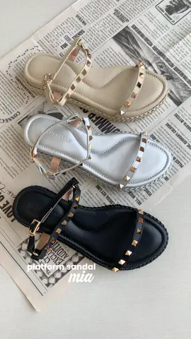 mesti punya nih model platform kita satu ini,super nyaman dipakai🤩‼️ #fyp #bluebells #rekomendasisandalwanita #platformsandals #brandlokal 