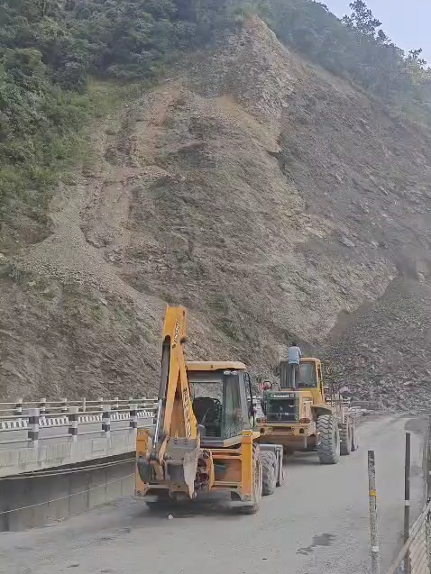 तुइन खोलामा फेरि पहिरो । खुल्न अझै अनिश्चित #TuinKhola #muglingnarayanghadhigway #Landslide