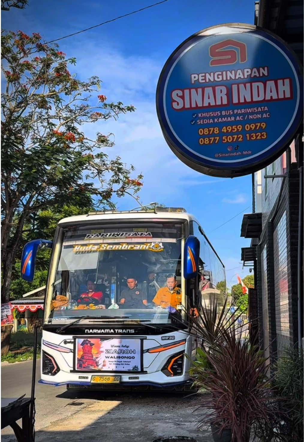 TERIMAKASIH UNTUK PANITIA, BIRO, ROMBONGAN DAN CREW NARYAMA TRANS. TELAH MEMPERCAYAKAN TEMPAT KAMI UNTUK SINGGAH ISTIRAHAT DALAM PERJALANAN ZIARAH KE MADURA, KHUSUSNYA KE MAKAM SYAICHONA KHOLIL BANGKALAN. #naryamatrans #kudasembrani #pariwisata #walisongo #madura 