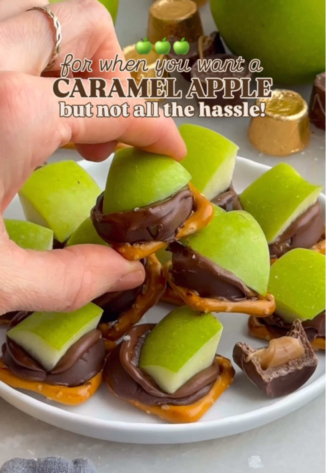 🍏 Caramel apples, but make them bite sized. To get the recipe, Google ‘caramel apple bites chelseasmessyapron’! 🙌  These caramel apple bites are sweet, crunchy, and so easy to make. No sticky mess and no long prep, just a simple treat packed with all the fall flavor.