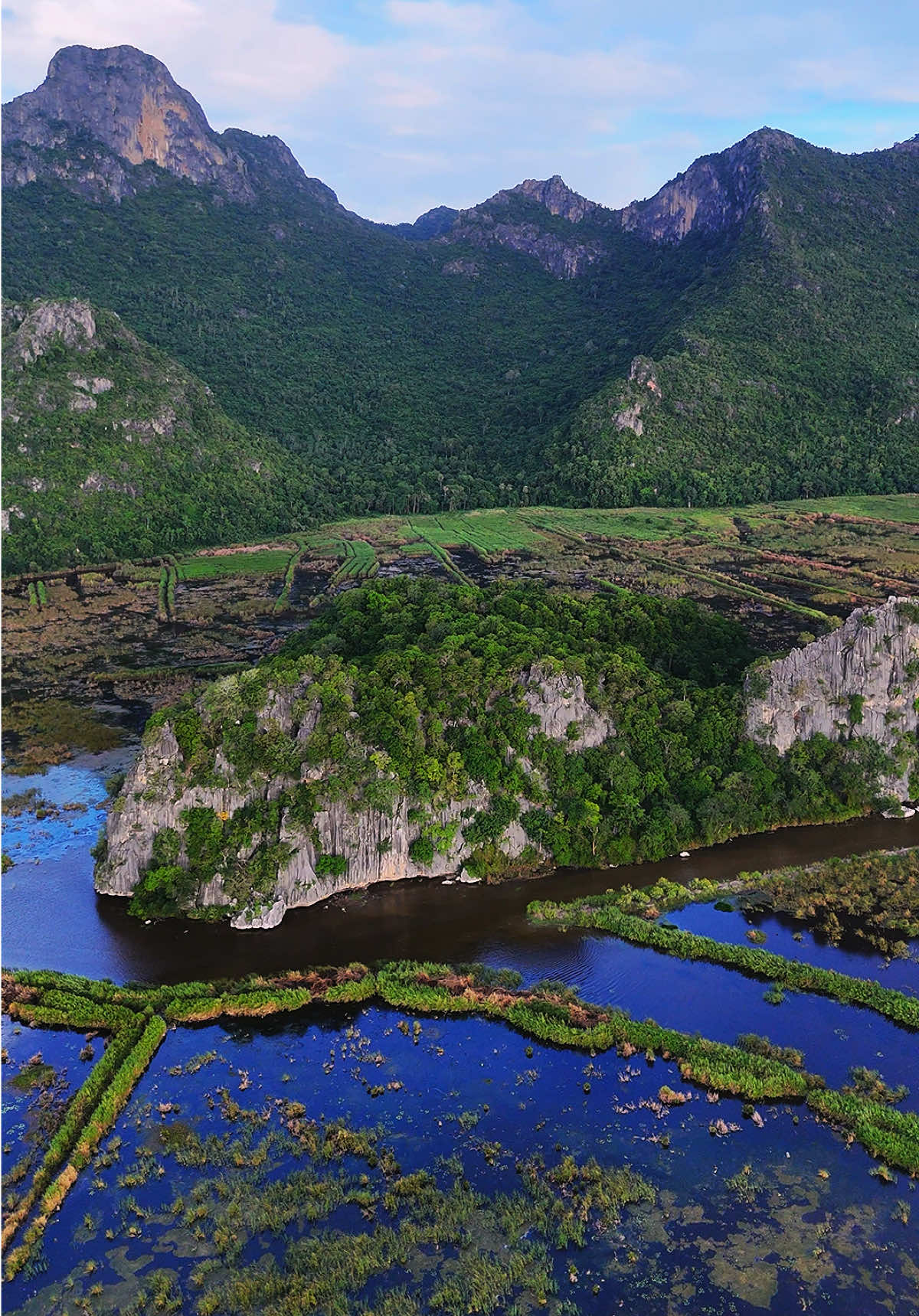 ดินแดน julassic world เมืองไทยสวยมากๆ #สตอรี่สีเขียว🏔️ #นักเดินทางที่ชื่อปริญ⛰️ #สามร้อยยอด 