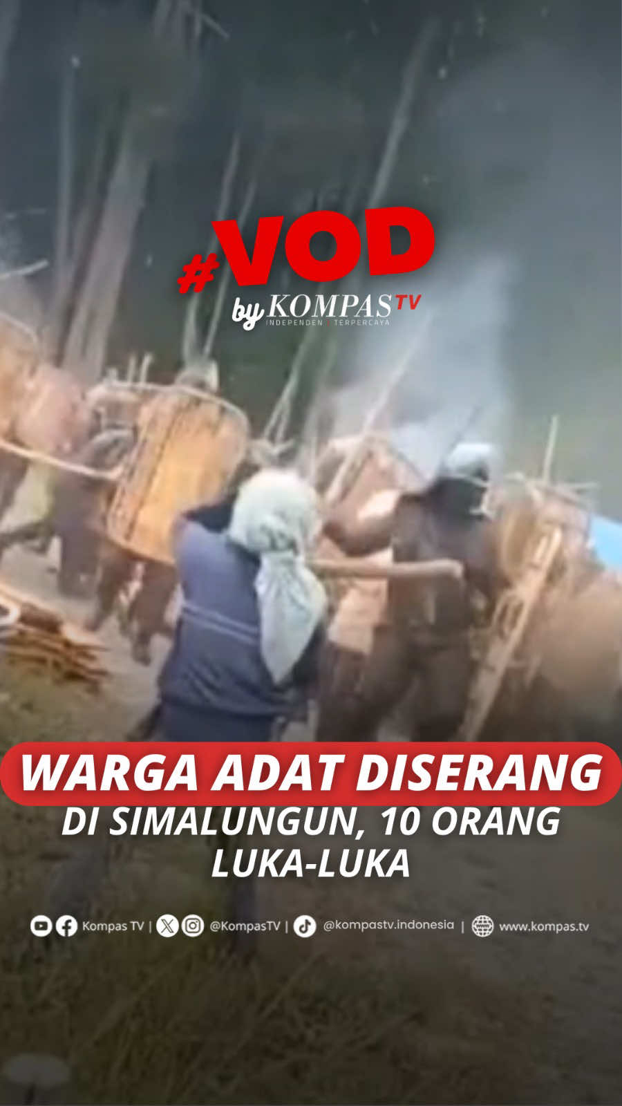 Sekelompok orang berbaju hitam menyerang warga adat Sihaporas yang sedang berkumpul di sebuah posko di Kabupaten Simalungun, Sumatera Utara, Senin (22/9). Serangan mendadak ini menyebabkan 10 warga luka-luka dan harus dirawat di RS Harapan, Pematang Siantar. Rekaman warga memperlihatkan pelaku menggunakan helm dan tongkat kayu, serta merusak kendaraan, rumah, dan posko masyarakat adat. Kapolres Simalungun AKBP Marganda Aritonang langsung menjenguk korban dan menegaskan polisi sudah mengamankan lokasi dengan bantuan satu kompi Brimob Polda Sumut. Lokasi yang menjadi sengketa lahan kini dibekukan sementara hingga ada kesepakatan mediasi. Bagaimana pendapatmu?  Simak video selengkapnya dan dapatkan berita terkini lainnya di www.kompas.tv serta youtube.com/kompastv #VODKompasTV 