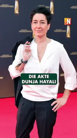 Die Akte Dunja Hayali Dunja Hayali wird gefeiert als moralische Instanz gegen Rassismus und wurde ausgezeichnet mit der Goldenen Kamera und dem Bundesverdienstkreuz. Doch hinter der Fassade steht eine Journalistin, die wiederholt mit Falschbehauptungen auffällt. Für Aufsehen sorgte Hayali zuletzt an der Seite ihres Kollegen Elmar Theveßen, mit dem sie den US-Amerikanischen Konservativen Charlie Kirk diffamierte. Im Kampf gegen Rechts nimmt Hayali es mit der Wahrheit nicht allzu genau, wie NIUS an zahlreichen Beispielen aufzeigen kann. #nius#dunjahayali
