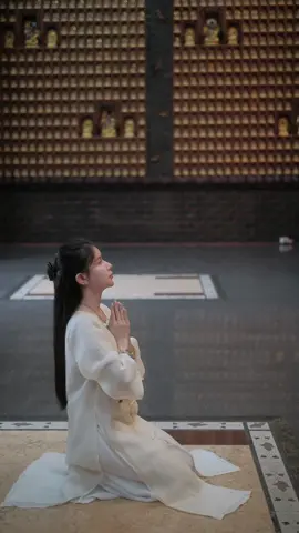 Tu tâm – là bỏ đi lớp mặt nạ, không phải khoác thêm lớp đạo đức Tu hành không phải để trở thành một “người tốt” trong mắt thiên hạ, mà là để nhìn thấy rõ: từ trước đến nay, mình chưa từng thật sự tốt. Trước kia, mình từng nghĩ bản thân cũng ổn: hiền lành, biết nhường nhịn, thương người, thấy ai khó khăn thì giúp, ra đường thấy rác thì nhặt, ăn uống thì tiết kiệm, gặp nắng thì biết ơn trời, gặp mưa thì thấy mát lòng… Mình đã từng ngỡ như vậy là “sống thiện”. Nhưng khi bắt đầu quay vào bên trong, mình mới nhận ra: bao năm qua, mình chỉ đang khoác lên lớp vỏ tử tế, chứ chưa từng thật sự từ bi. Mình không phải người xấu, nhưng cũng chưa từng thật sự tốt. Bởi khi bỏ từng lớp “mặt nạ đạo đức”, mình thấy rõ trong mình vẫn còn: 	•	Tham: Thích gì là muốn cho bằng được, muốn sở hữu, muốn được công nhận. 	•	Sân: Gặp người không hợp mắt là khó chịu, nghe điều trái ý là bực tức, im lặng cũng chất chứa giận dữ. 	•	Si: Cố chấp giữ lấy cái hiểu của mình, tin rằng mình đúng – người khác sai, khó lắng nghe, dễ khinh chê. 	•	Mạn: Thấy người khác chậm hiểu thì phán xét, ngấm ngầm cho rằng mình hơn người. 	•	Nghi: Khó lòng tin tưởng, luôn nghĩ ai đó có ý đồ, không tin vào sự chân thành, và sâu thẳm là chưa từng tin vào chính mình. Ngẫm lại, từng ý nghĩ, từng cảm xúc khởi lên trong ngày – đều có thể là nghiệp. Và trong số ấy, bao nhiêu là thiện nghiệp, bao nhiêu là bất thiện? Mình từng sợ người khác nghĩ xấu về mình, nên cố gắng làm “vai người tốt”. Mình từng tin rằng “làm người tốt thì sẽ có phúc báo”. Nhưng nay mình hiểu: phúc báo không đến với người chỉ “giả vờ tử tế” bên ngoài, mà bên trong vẫn đầy tham – sân – si – mạn – nghi. Không phải làm người tốt là không có hồi đáp. Mà là: cuộc đời này có quá nhiều người “trông giống người tốt” nhưng chưa từng thật sự tu tâm. Khó nhất trong đời không phải là sống tốt để người khác thấy, mà là gột rửa chính mình. Không phải để được khen là hiền lành tử tế, mà để đối diện thật thà với những độc tố trong chính tâm mình. Nếu bạn đồng cảm, hãy cùng nhắc nhau: tu hành không phải để khoác thêm lớp áo đạo đức, mà là để từng ngày từng ngày, nhẹ nhàng tháo bỏ lớp mặt nạ, trở về với sự trong lành nơi chính mình. Cảm ơn bạn đã đọc đến đây. Mong rằng mỗi chúng ta, giữa bộn bề cuộc sống, đều giữ cho mình một không gian bình yên – để soi sáng, để gột rửa, và cùng nhau bước đi trên hành trình trưởng thành trong chánh niệm.  🌿@Nương nhờ cửa Phật @Kenhcuathithanh @Tiên Thanh #nammodiatangvuongbotat #phatthichca #nammobonsuthichcamauniphat #fyp #xuhuon #chualanh #tinhthuc #tuhanh 