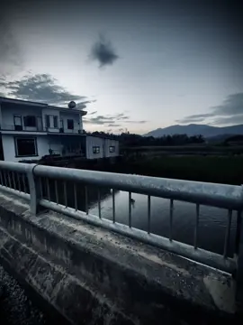 “有些伤口虽然没有流血，但却会痛一辈子。” “Có những vết thương không chảy máu, nhưng đau đến suốt đời.”