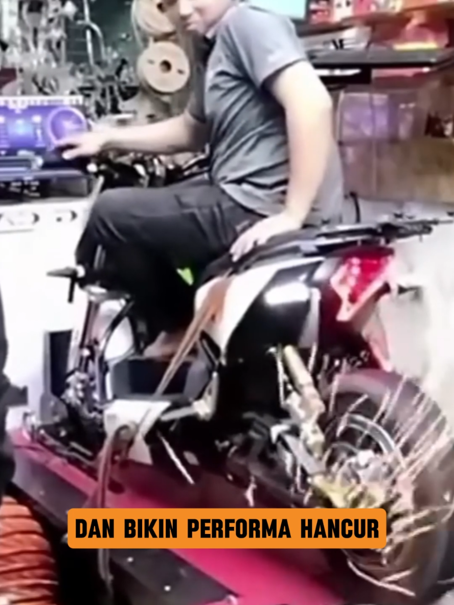 Lo salah besar kalo motor overheat itu gara-gara mesin! 🔥 Faktanya, injector yang kepanasan juga bisa bikin performa drop, bahan bakar kebuang, sampe motor lo ngeden gak karuan. Injector itu ibarat keran bensin berkecepatan tinggi. Kalau coil solenoidnya kepanasan atau sambungan jelek → suplai bensin kacau → mesin jadi gampang overheat & boros! 💡Solusi gampang: rawat injector lo pake Otogard EVO Injector Cleaner. ✔️ Praktis, tinggal tuang ke tangki bensin ✔️ Gak perlu bongkar mesin ✔️ Injector bersih, suplai bensin stabil, mesin adem & responsif lagi Udah, gak usah banyak mikir. Klik keranjang kuning sekarang & selamatin mesin lo, Otoguys! #EVOInjectorCleaner #OtogardCare #MotorAntiBrebet #StopOverheat #TarikanEnteng