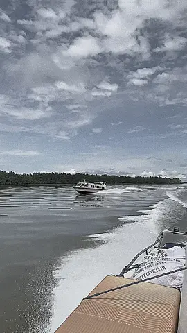 SB malinau express.VI mengalami lakalaut di perairan ktt sungai sesayap,alhamdulillah tak ada korban jiwa🤲🏻#speed #kaltara #malinau#express #tarakan 