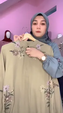 Tunik Katun Yoris terbaru, busui friendly! Bahannya adem, tidak nerawang, dan tersedia dalam empat ukuran: M, L, XL, dan XXL.