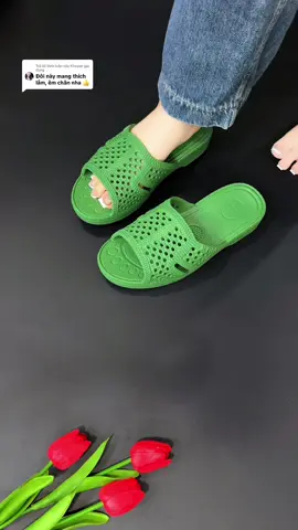 Trả lời @Khuyen gia dụng dép tổ ong xinh nè, chất đẹp lắm #depnu #deptoong #depxinh #depquaingang 