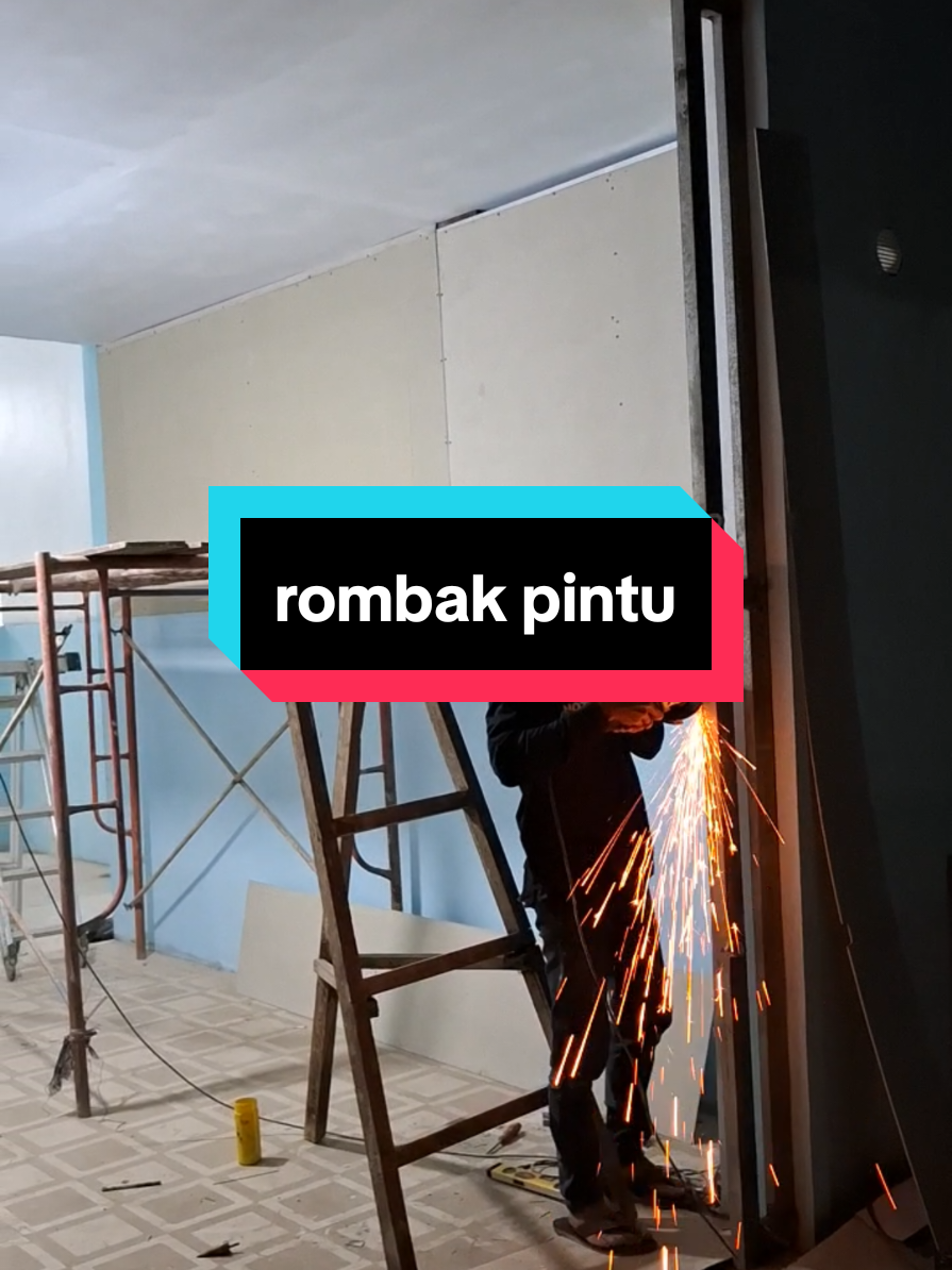 terima servis / rombak pintu😎 yuk yang mau ngerubah pintu nya, sesuai arahan dukun 😅😅 #fyp #tukanglas #servispagar #kanopi #bengkellas 