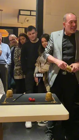 No te pierdas el final! Última parte de mi rutina de cubiletes, basada en la magistral secuencia de Dai Vernon. Actuación realizada hace un par de años en el restaurante japonès Miu de León, en durante el Festival @leonvivelamagia #cubiletes #cupsandballs #sleightofhand #joaquinmatas