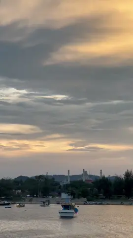 Hidup ni tak perlu nak cepat sentap. Lantak lah orang nak cakap apa. Kita buat hal kita je.. janji kita tak kacau hidup orang ..  bahagia Cara kita 🫶😊 #selfreminder #nasihatkehidupan #bahagiaitusederhana #trending #fyp 