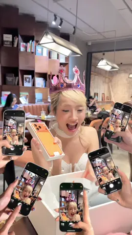 Cảm giác lần đầu được tặng ai phone kỉu... 