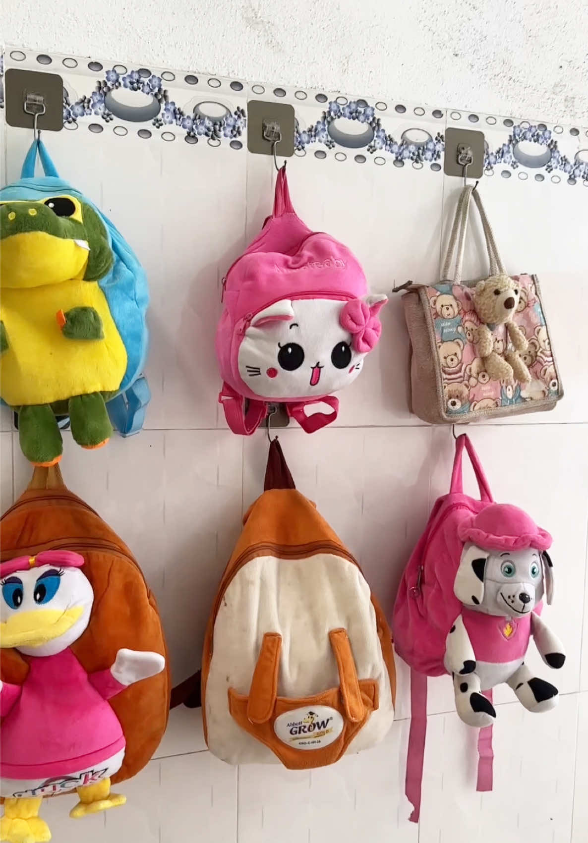 Combo 50 móc dán tường Mấy chị mua về dán lên rất là chắc luôn nha, không cần khoan đục tường luôn nè! #mocdantuong #mocdantuongchiuluc #mocdantuongsieudinh #xuhuong #tienichthongminh  @kieuthu.88  @kieuthu.88  @kieuthu.88 