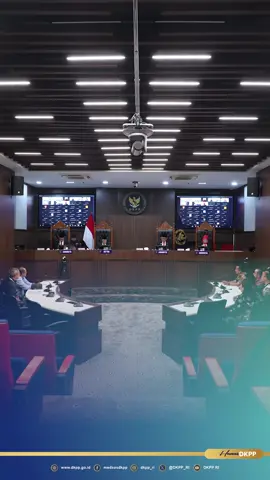 Halo, #SobatEtika Dokumentasi video DKPP menjatuhkan dua sanksi sekaligus kepada Ketua Bawaslu Paniai, Stepanus Gobai, yaitu pemberhentikan dari jabatan ketua dan peringatan keras. Sanksi ini dibacakan dalam sidang pembacaan putusan di Ruang Sidang DKPP, Jakarta, Senin (22/09/2025). Stepanus Gobai merupakan teradu dalam perkara nomor 128-PKE-DKPP/IV/2025. Perkara tersebut merupakan satu dari sebelas perkara yang dibaca putusannya oleh DKPP. Pada sidang kali ini, sanksi-sanksi yang dijatuhkan DKPP adalah peringatan keras (1), pemberhentian dari jabatan ketua (1), dan peringatan (8). Sementara, terdapat 36 penyelenggara pemilu yang direhabilitasi nama baiknya karena tidak terbukti melanggar KEPP. Selain itu, DKPP juga membacakan ketetapan untuk nomor perkara 77-PKE-DKPP/II/2025 yang melibatkan dua penyelenggara pemilu karena perkara tersebut dicabut aduannya sebelum sidang pemeriksaan dimulai. Sidang ini dipimpin oleh J. Kristiadi selaku Ketua Majelis, didampingi tiga Anggota Majelis, yaitu Ratna Dewi Pettalolo, I Dewa Kade Wiarsa Raka Sandi, dan Muhammad Tio Aliansyah. #PutusanDKPP #DKPPRI #kenaliDKPP