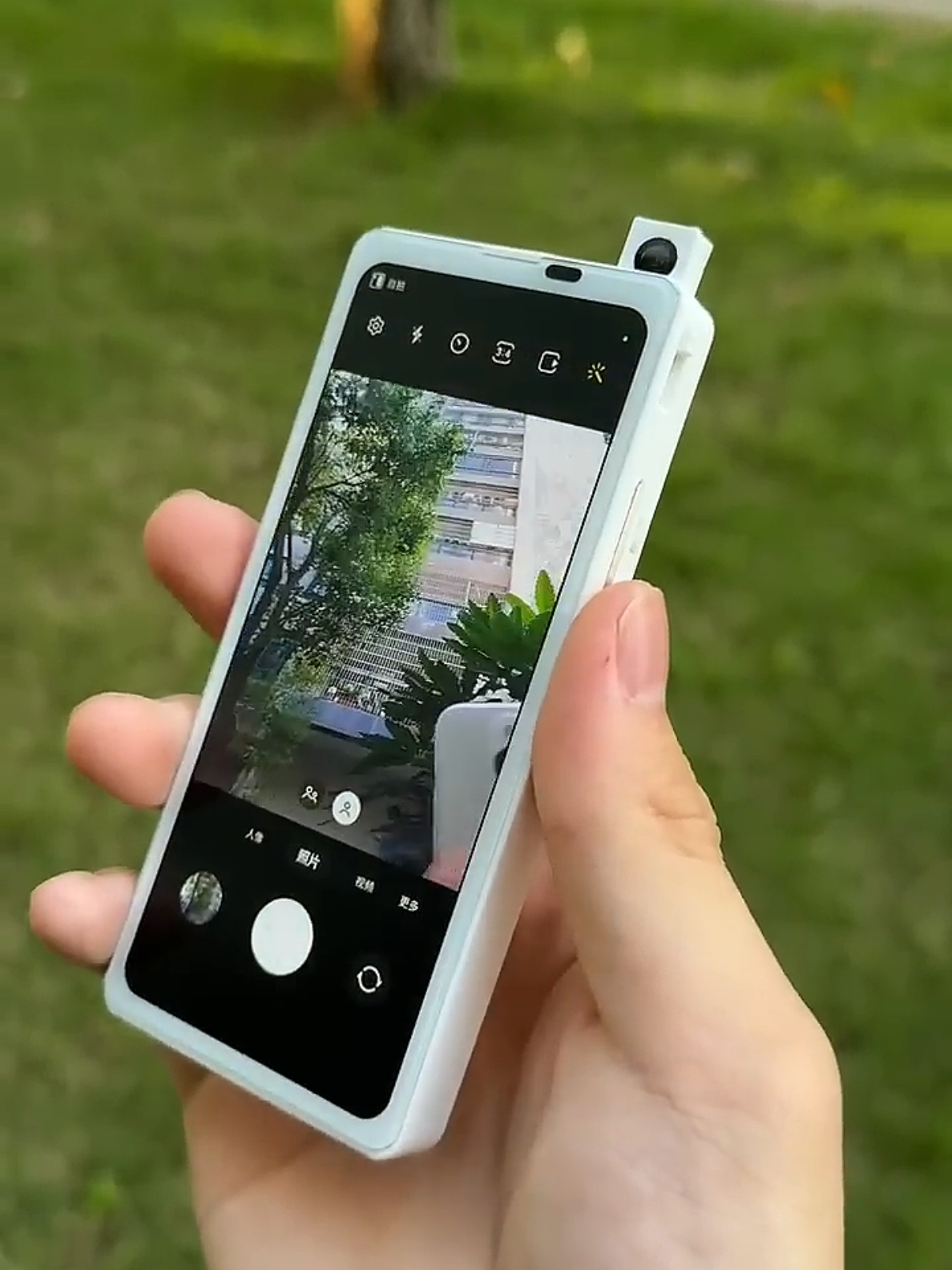 Ngoại thất thì hình dáng Sony. Nội thất phong cách rất Samsung. Mini Phone này cute voãi kk