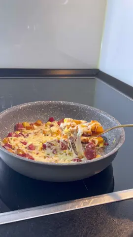 Selam canlar ❤️ Bugün sizlerle patatesli sucuk tava tarifini paylaşmak istiyorum 😍 • 🍳tarif: Patates Sucuk Tereyağ Yumurta  Tuz Rendelenmiş kaşar  🍳yapılışı: İlk olarak tereyağ ile patatesleri kavuralım. Sucukları ilave edip devam kavuralım. Yumurta tuz ilave edip karıştıralım. Üzerine rendelenmiş kaşar peyniri serpelim. Afiyet olsun ❤️ • • Hallo meine Lieben ❤️ Heute möchte ich mit euch das Rezept für die Kartoffel Sucuk Pfanne teilen 😍 • 🍳Rezept: Kartoffeln Sucuk Butter Eier Salz Geriebene Käse 🍳Zubereitung: Zuerst die Kartoffeln mit Butter braten. Sucuk zugeben weiter braten. Eier und Salz zugeben miteinander verrühren. Geriebene Käse streuen und schmelzen lassen. Guten Appetit ❤️ • • #kahvalti #frühstück #break #breakfast #sucuk            