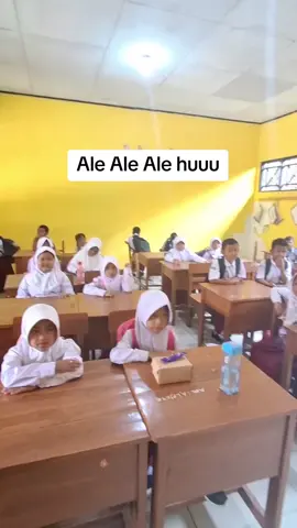 Dari Waktu ke waktu Belajar selalu Tak ada yang berubah Demi cita cita Panas dan juga hujan Bukanlah halangan Demi satu tujuan Ku jadi number one Ale ale aleeee huu Ale ale aleeee huu #fyp #supporter #football #ultras #hooligans 