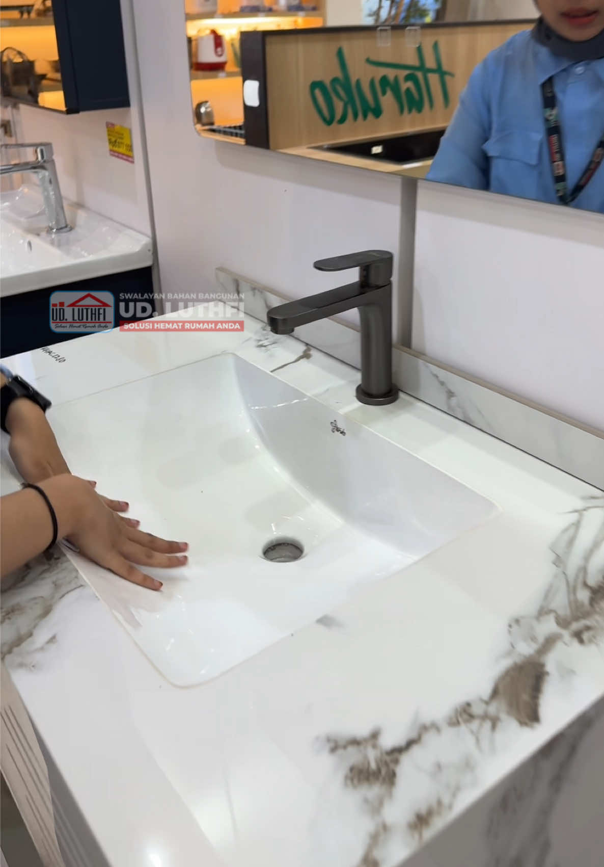 Cuman punya Wastafel kabinet yang satu ini bisa bikin kamar mandi kalian jadi elegan dan mewah kayak di hotel hotel  📍Swalayan Bahan Bangunan 𝗨𝗗 𝗟𝗨𝗧𝗛𝗙𝗜, Kabupaten Jepara, Provinsi Jawa Tengah ⏰ Buka : Setiap Hari (07.00 - 20.00 WIB) 📞Telp (WA) : 0812-2633-332 #udluthfi #udluthfijepara #wastafelkabinet #wastafelcucitangan #kabinetwastafel 