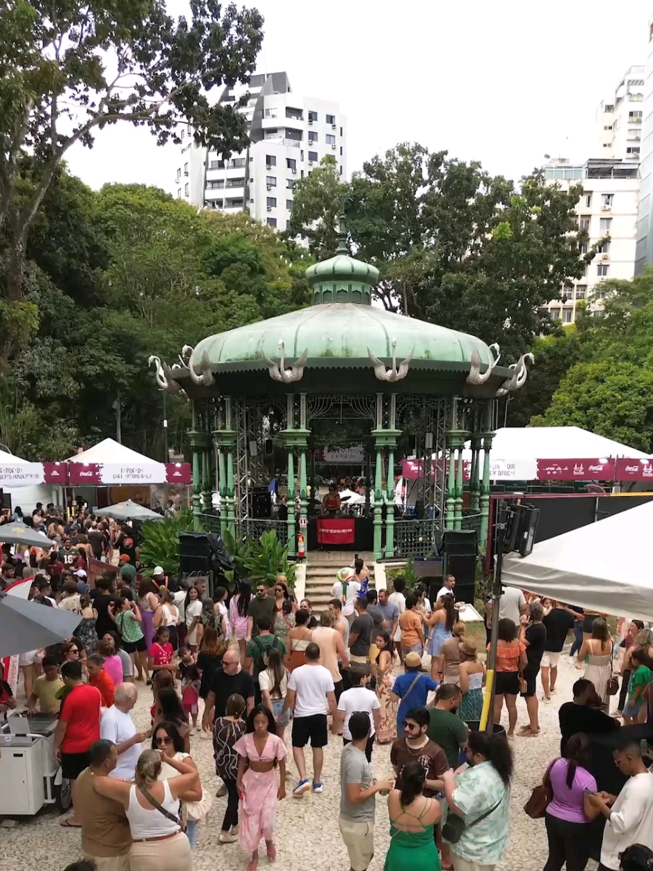 🍽✨ Foram dois dias de muita comida boa, música e encontros na Praça Batista Campos! O Chefs na Praça reuniu 14 chefs que apresentaram pratos autorais com ingredientes amazônicos, e a Farofada desafiou a criatividade na hora de reinventar a tradicional farofa com temperos da região. 🎶🌿 Belém viveu um fim de semana de sabores, cultura e celebração da nossa gastronomia.  Por aqui todo mundo ansioso pela próxima edição.  Nos vemos em breve! 💛 Festival Ver-o-Peso da Cozinha Paraense, o tempero de um povo inteiro. #FestivalVerOPeso2025 #ChefsNaPraça #CulináriaParaense #GastronomiaAmazônica #OTemperoDeUmPovoInteiro