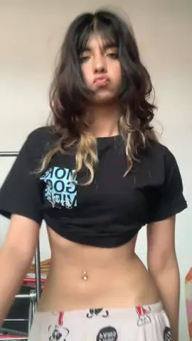 امیدوارم به شلوارم توجه نشه❤️ #بروفوریو #fffffffffffyyyyyyyyyyypppppppppppp #fyp #فوریوپیج #foryou 