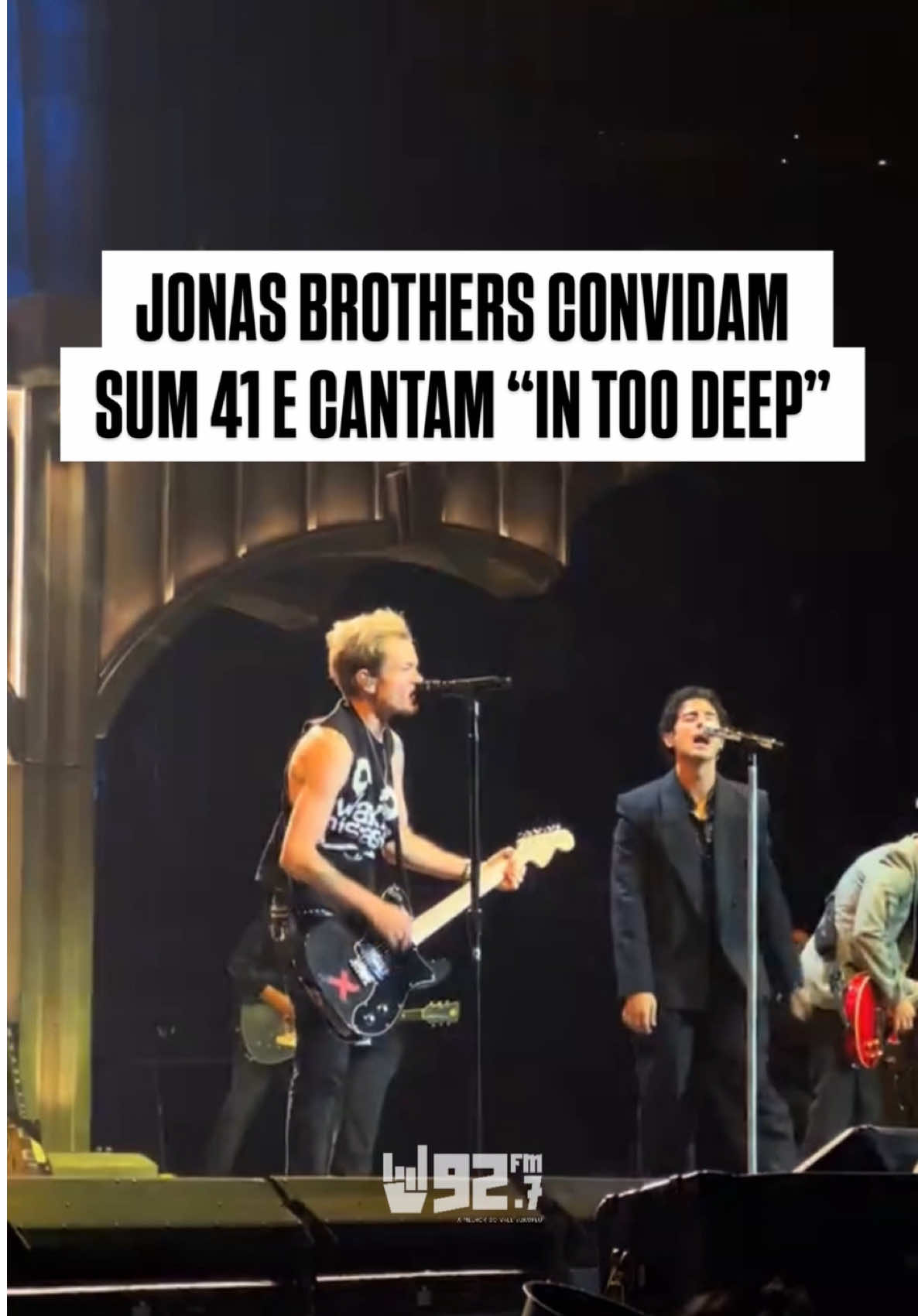 Jonas Brothers seguem surpreendendo os fãs em sua nova turnê ao convidar músicos especiais para dividir o palco. Desta vez, a banda chamou o Sum 41 para uma performance eletrizante do clássico “In Too Deep”, levantando o público em um momento nostálgico e inesquecível. #jonasbrothers #sum41 #music #show