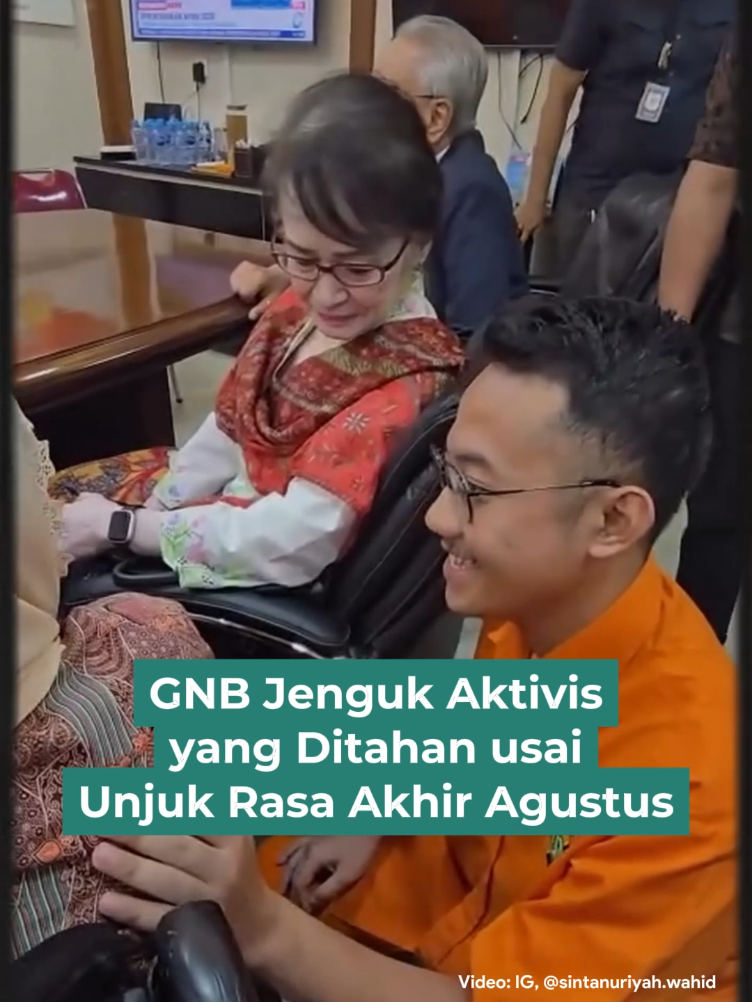 Gerakan Nurani Bangsa (GNB) menjenguk aktivis yang masih ditahan usai unjuk rasa akhir Agustus lalu di Polda Metro Jaya, Jakarta, Selasa (23/9/2025). Salah seorang tokoh GNB, Sinta Nuriyah Abdurrahman Wahid, dalam takarir postingan Instagramnya menyebut bahwa anak-anak muda ini tengah menghadapi cobaan berat karena keberanian mereka. 