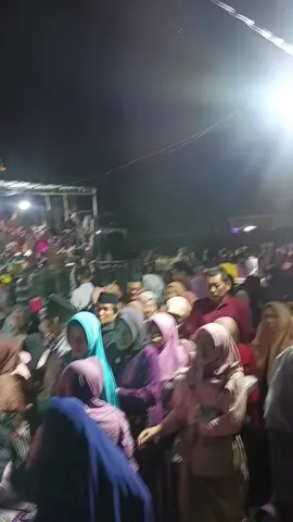 Masyallah Tak di sangka bumi skd di penuhi orang sebanyak ini😇,Bismillah lancar sampai acara terahkir. #Skdbersatu #pemudasumbermulyo #karnavalsumbermulyo #sabilultaubah #gusiqdammuhammad 
