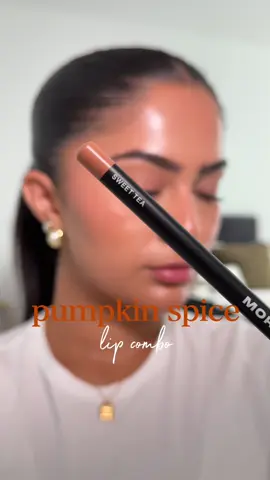pumpkin spice lip combo 🤭✨ i love this combo using @Morphe Cosmetics + @Clinique 🤩🧚🏽‍♂️   #pumpkinspice #lipcombo #lips #plumplips #makeup 
