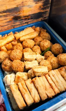 Jajanan Medan HALAL ✅ Chi Cong Fan ini terkenal sama macen gorengannya yg enak ditambah lembaran adonan mirip kwetiau dna disiram saus asam warna merah ditabur wijen, rasa? Aku lebih suka tanpa saus lebih dapet gurihnya si gorengan ✨ . 📍Chi Cong Fan Kue Medan HALAL Sebrang Indomaret depan UBAYA pas Pagi - Siang . #chicongfanhalal #chicongfansurabaya #kulinersurabayaselatan #inidawaysfoodidea 