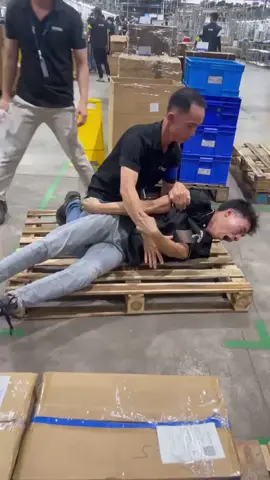 Chấn Động Thanh Niên Đang Làm Tự Nhiên Co Giật Kinh Hoàng Khiến Cho Các Công Nhân Khác Phải Bàng Hoàng Lo Lắng. #ĐạtỐmVlogs