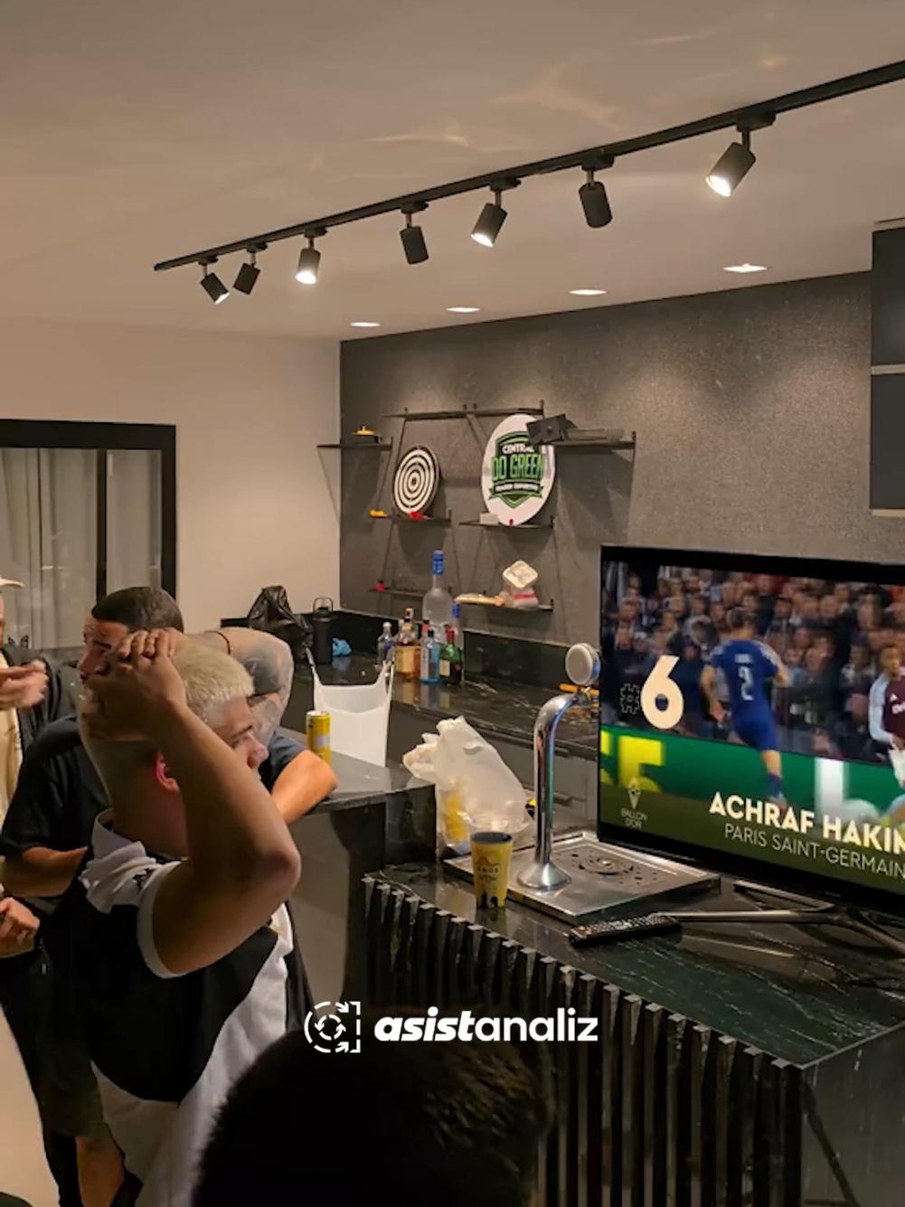 Ballon d'Or oylamasında Raphinha'nın 5. olduğunu öğrenen hayranı aşırı tepki gösteriyor. 👀 Sizce Raphinha kaçıncı olmalıydı? . #yamal #raphinha #barcelona #dembele #ballondor 