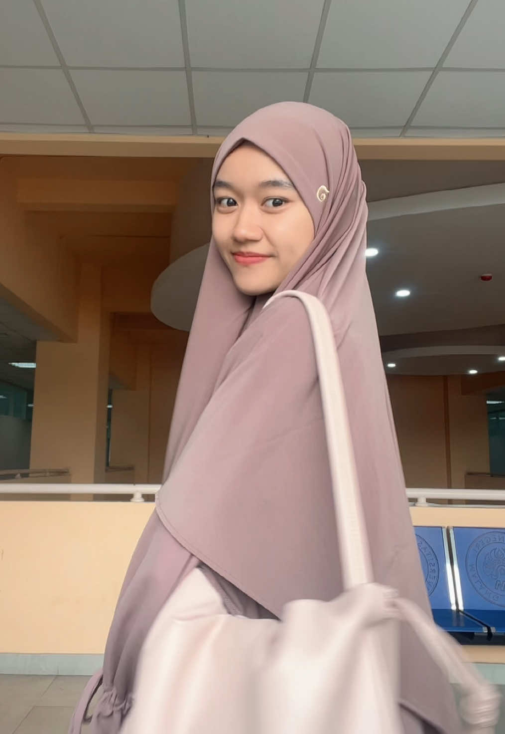 Hijabnya nyaman banget🫶🏻 @Daffihijab #daffihijabperfume #hijabinstandaffi #hijabdaffiori #daffihappy #arabicsong