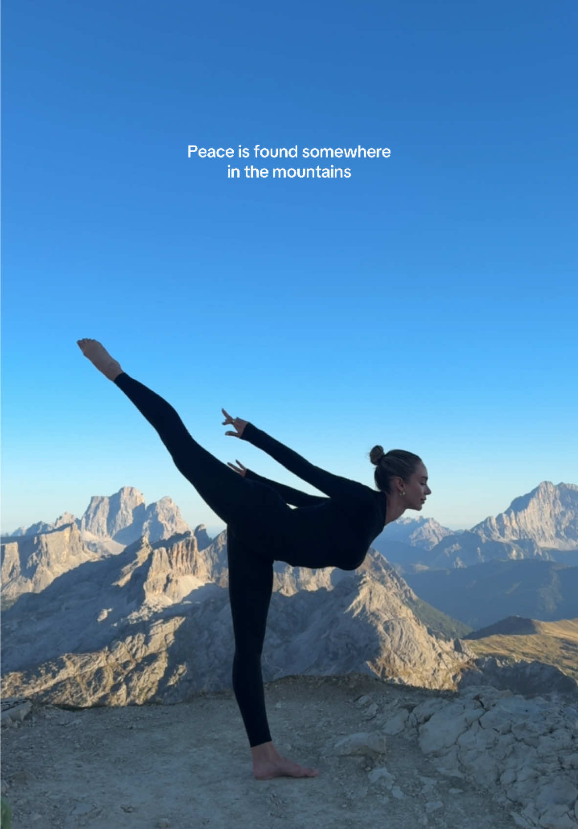 📍 somewhere in the mountains #dolomites #dolomitesitaly #peace #travel #mountains #pilates #pilatesinstructor #wellness 