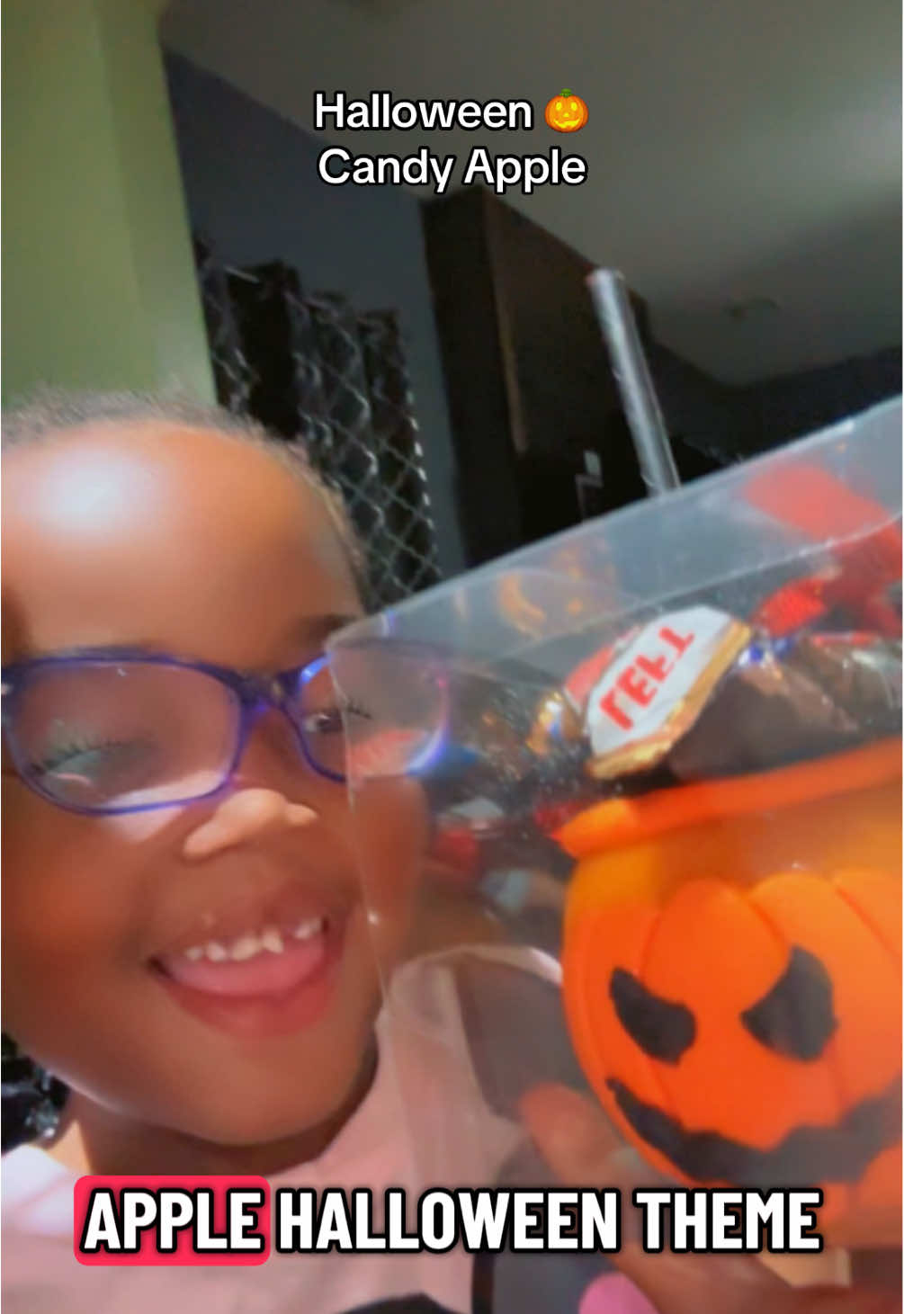 Halloween Candy Apple 🎃🎃 so goooooooood!!! #halloweenparty #halloweentreat #kidsparty #candyapple @L&J Sweets❤️( Baked With Love) 