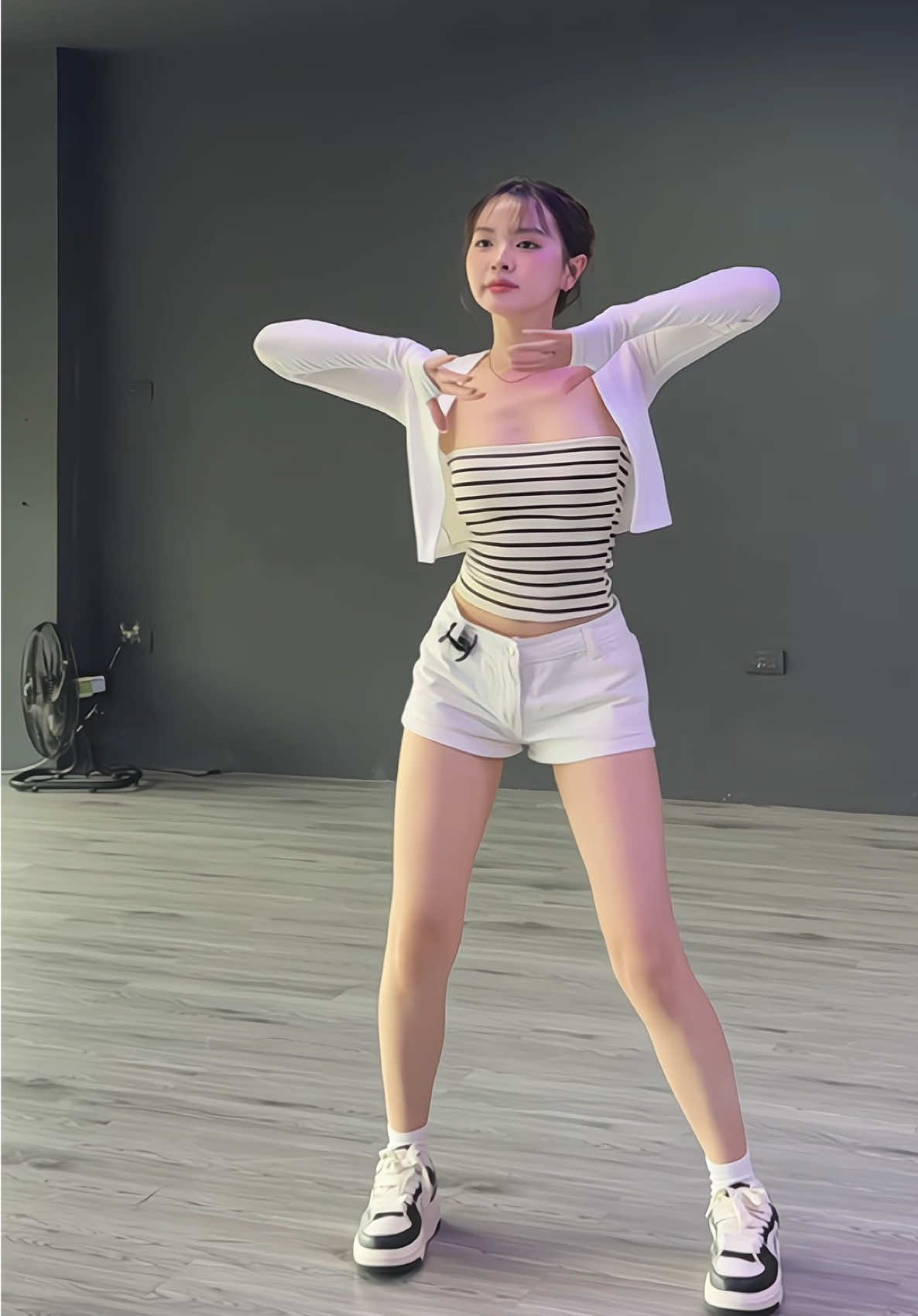 Mai sẽ đổi outfit khác ạ =)))) ( dc: @cô cỗng) #xuhuong #viral #fyp #foryou #trending 