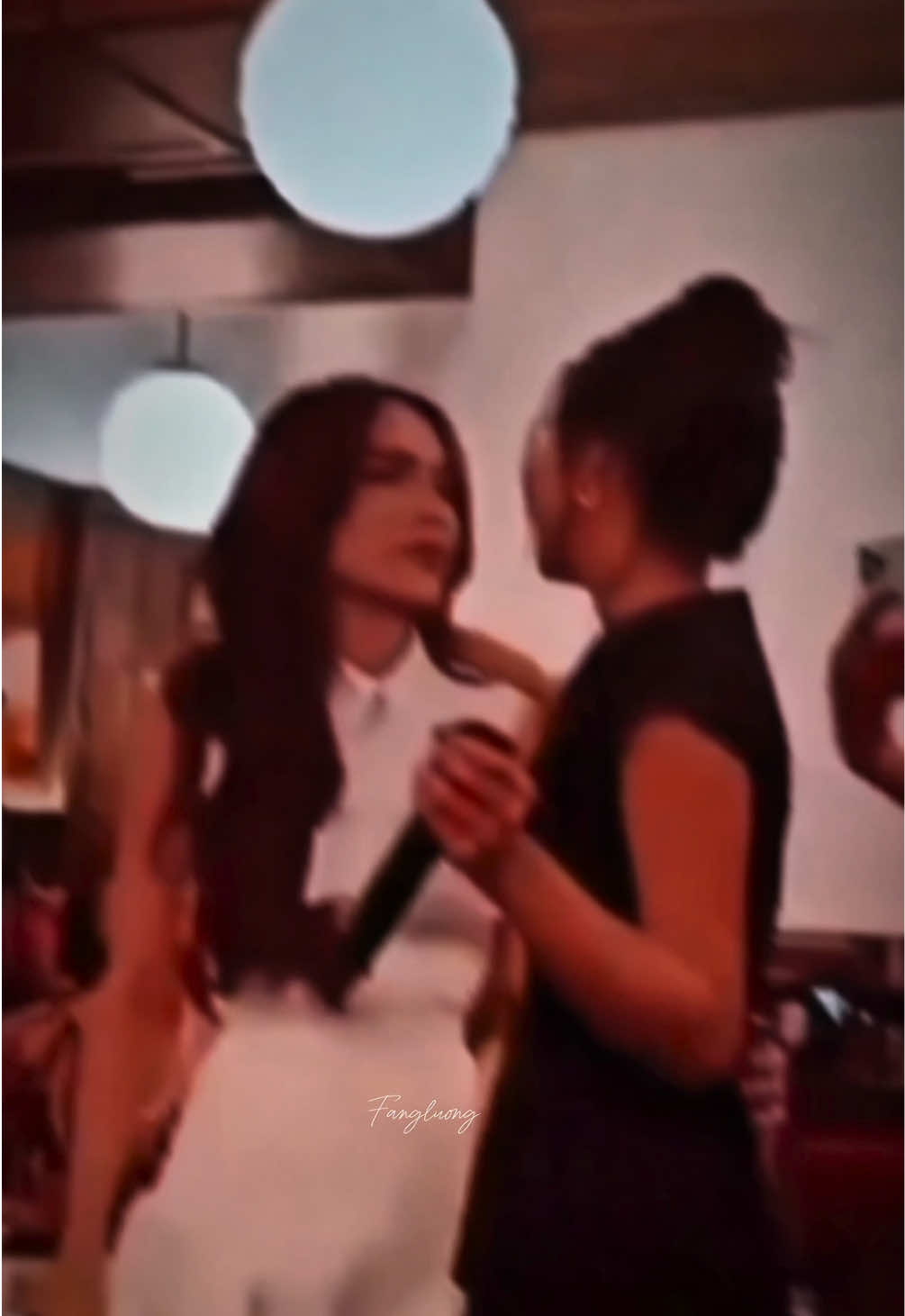 Con dâu nhà Waraha cỡ này không đó 😌, đúng là người được Fa chống lưng cho, không vòng vèo, var thẳng 😗 Hiện tại hai bé về và chưa có sự kiện thương mại nào để phóng viên gặp phỏng vấn cả, nhưng dù họ có nói gì sau đó thì đây cũng là lời bắt buộc phải nói để bảo vệ công ty và chính hai bạn. Đối với Englot, cứ nhìn họ làm thôi là đủ 🤍 #englot #อิงล็อต #engfa #charlotteaustin #อิงฟ้า 