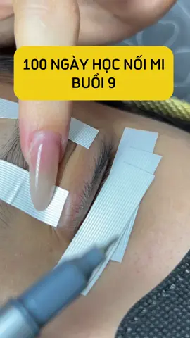 ✨ Ngày 9/100 – PHÂN TẦNG MI & HƯỚNG MI ĐÚNG CÁCH ✨ Để một bộ mi đẹp và tự nhiên, kỹ thuật phân tầng mi và chọn hướng mi là yếu tố then chốt! 💯 📌 Phân tầng mi giúp tạo chiều sâu cho bộ mi – chia mi thật thành tầng 1 - 2 - 3 để thiết kế kiểu dáng phù hợp. 📌 Hướng mi quyết định form mi có hài hòa và mở mắt hay không – nối đúng hướng sẽ giúp mắt to, sáng và hút hồn hơn 💕 💡 Tips nhỏ: Dùng nhíp kiểm tra độ nghiêng và góc nối thường xuyên trong quá trình làm để tránh bị lệch hoặc rối tầng nhé! 📷 Cùng xem hình minh họa phân tầng + hướng mi mình thực hành hôm nay nè 👇 #100ngayhocnoimi #noimichuyennghiep #phanTangMi #huongMi #noimihoctap 