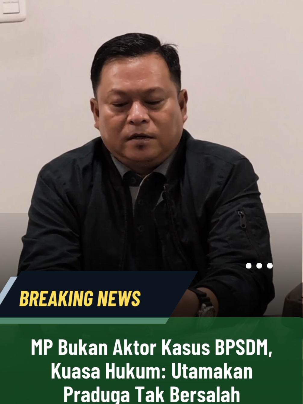 TANJUNG SELOR, Kaltaraaktual.com– Kuasa hukum dan keluarga politisi muda Kalimantan Utara, MP, menyerahkan dana sebesar Rp 1,385 miliar ke rekening penitipan Kejaksaan Tinggi (Kejati) Kaltara yang terseret dugaan kasus proyek pembangunan gedung BPSDM Kalimantan Utara (Kaltara). Dana tersebut merupakan aliran uang yang sebelumnya masuk ke rekening MP. Dalam keterangan pers, Senin, tim penasihat hukum dari kantor pengacara dan konsultan hukum Efendi SH, M.Hum & Rekan yang diwakili Oche William Keintjem SH, MH, menegaskan bahwa langkah ini diambil sebagai bentuk itikad baik keluarga. “Kami mengembalikan seluruh dana tersebut agar ada jaminan tidak ada kerugian negara. Seandainya di kemudian hari pengadilan menyatakan bersalah, pengembalian ini kami harapkan dapat menjadi pertimbangan penegak hukum,” ujar Oche dalam pernyataannya. Keluarga MP menegaskan, politisi yang juga pimpinan partai di Kaltara itu tidak memiliki niat merugikan negara. Mereka menyebut MP bukan kontraktor maupun pejabat negara yang memutuskan pemenang proyek. “Biarlah hakim yang memutuskan perkara ini dengan seadil-adilnya. Kami percaya, MP bukan aktor dalam proyek ini,” demikian pernyataan keluarga. Keluarga juga mengapresiasi Kejaksaan Tinggi Kaltara yang telah memfasilitasi penyampaian pernyataan resmi tersebut. Mereka menekankan pentingnya asas praduga tak bersalah bagi MP hingga ada putusan pengadilan. baca selengkapnya di www.kaltaraaktual.com #fypage #bpsdm #kaltara #kaltara_kalimantan_utara #PSI 