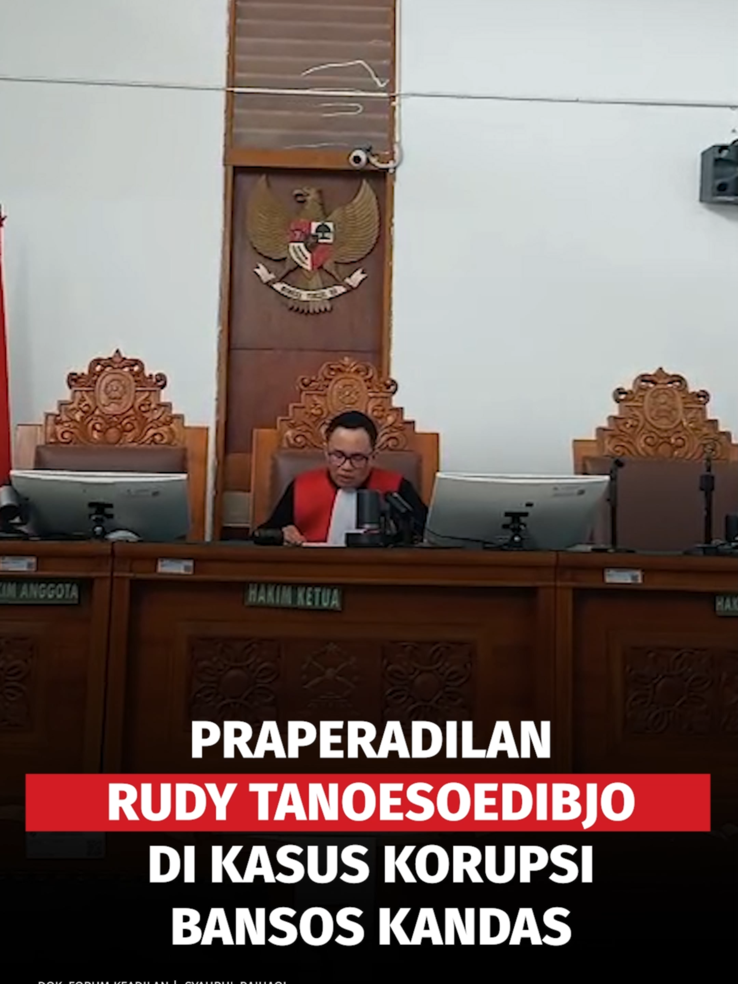 Majelis Hakim Pengadilan Negeri Jakarta Selatan (PN Jaksel) menolak permohonan praperadilan yang dimohonkan oleh Komisaris Utama PT Dosni Roha Logistik Bambang Rudijanto Tanoesoedibjo. Dengan begitu, status tersangka Rudy Tanoe sah secara hukum. Putusan tersebut dibacakan oleh Hakim Tunggal Saut Erwin Hartono dalam sidang praperadilan kasus dugaan korupsi penyaluran bantuan sosial (bansos) beras untuk keluarga penerima manfaat (KPM) Program Keluarga Harapan (PKH) Tahun Anggaran 2020 di Kementerian Sosial (Kemensos) RI. Baca lainnya di forumkeadilan.com #pnjaksel #praperadilan #bambangrudijantotanoesoedibjo #rudytanoesoedibjo #korupsibansos #bansosberas #pkh #kemensos #kasuskorupsi #forumkeadilan