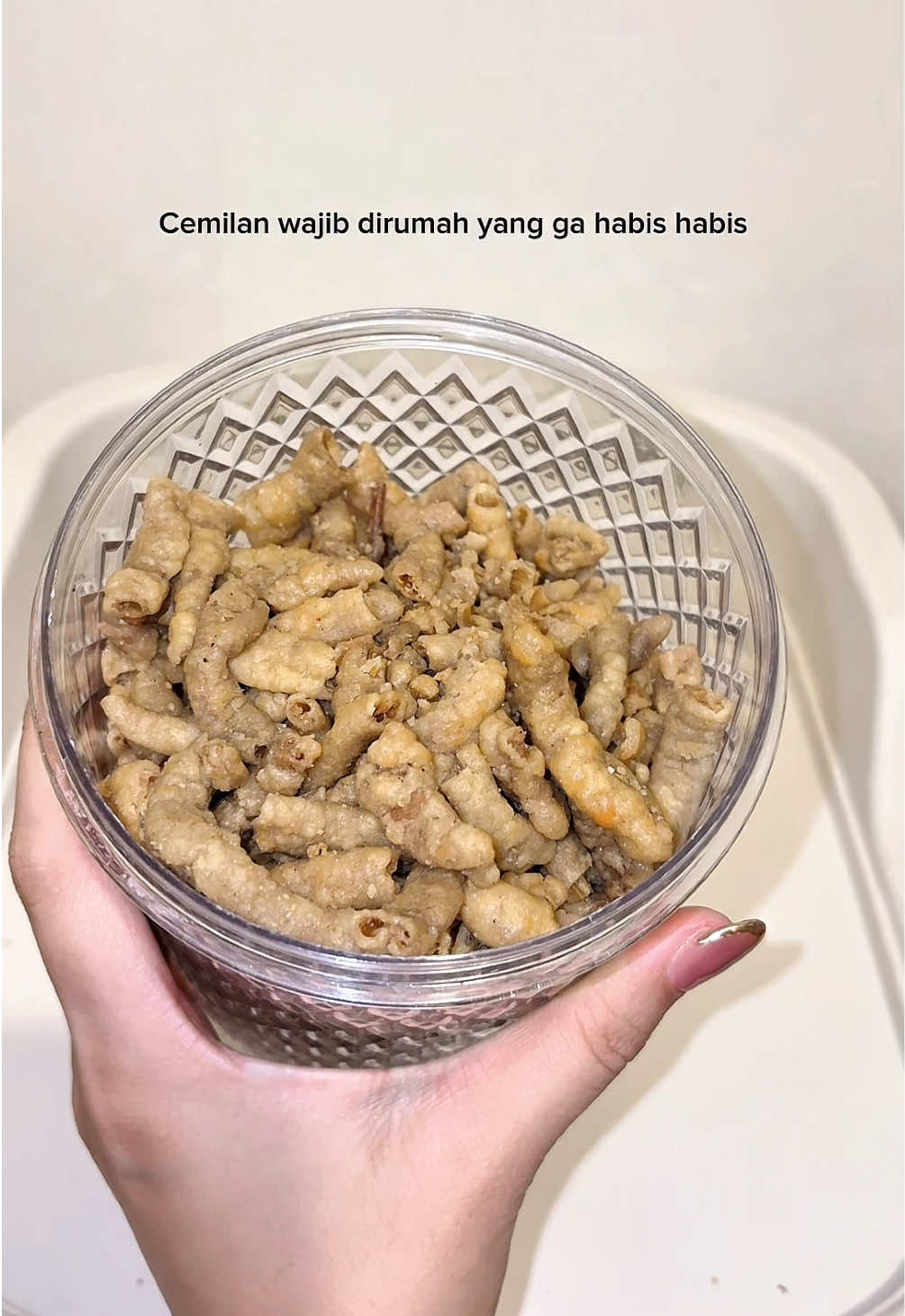 Hujan, netflix, kripik 🌧️ #kripikusus #cemilan #rain #gajiansale #guncang1010 