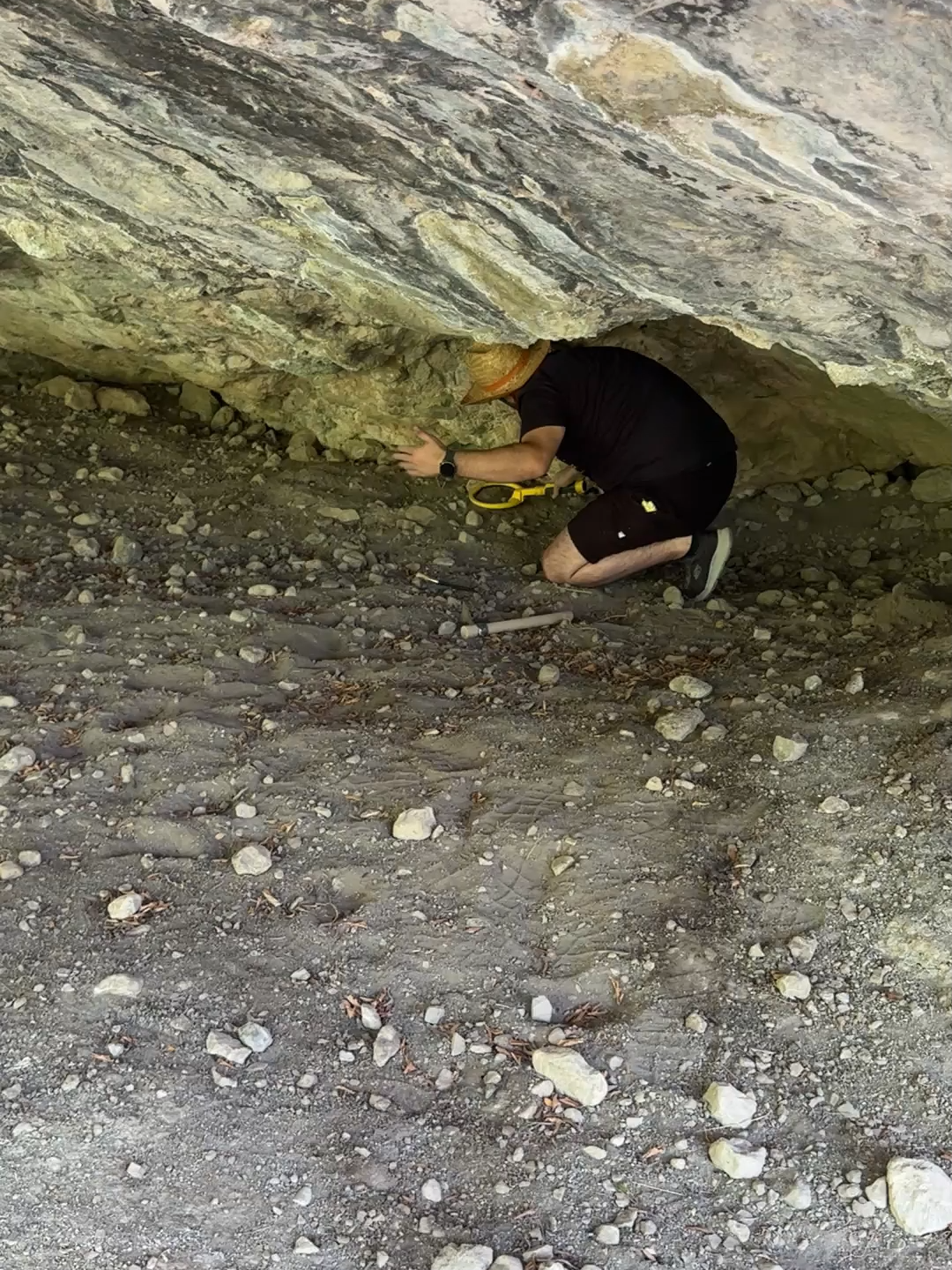 🔦 Detector Screamed in the Dark Cave!  #metaldetecting #treasuresearch #metaldetector 🔎 Coin Hunter – Discover the Secrets Beneath the Surface! Every day, I set out with my metal detector to uncover hidden treasures buried in the earth. Gold, silver, old coins, historical artifacts… you never know what might turn up! 📽️ Join me for real-time hunts, thrilling discoveries, and surprising finds. This channel is all about adventure, history, and the excitement of the unknown. 🎯 Subscribe now, turn on notifications, and get ready to explore with Coin Hunter—new discoveries await every day! #beachcleanup #treasurehunt #GoldFinds #metaldetecting #beachtreasures #amazingfinds #trashtotreasure #oceancleanup #treasurehunter #beachadventure #ecofriendly #saveouroceans