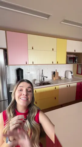 Se tem uma coisa que ME ENCANTA nesse apê de 69m² é como ele MISTURA ESTiLOS com muita LEVEZA! 😊 O Tour completo desse projeto da @amarelorosa,arq tá no YouTube! (Link na Bio) #tourpeloapartamento #decor #decoracao #inspiracao #arquitetura #dicasdedecoracao