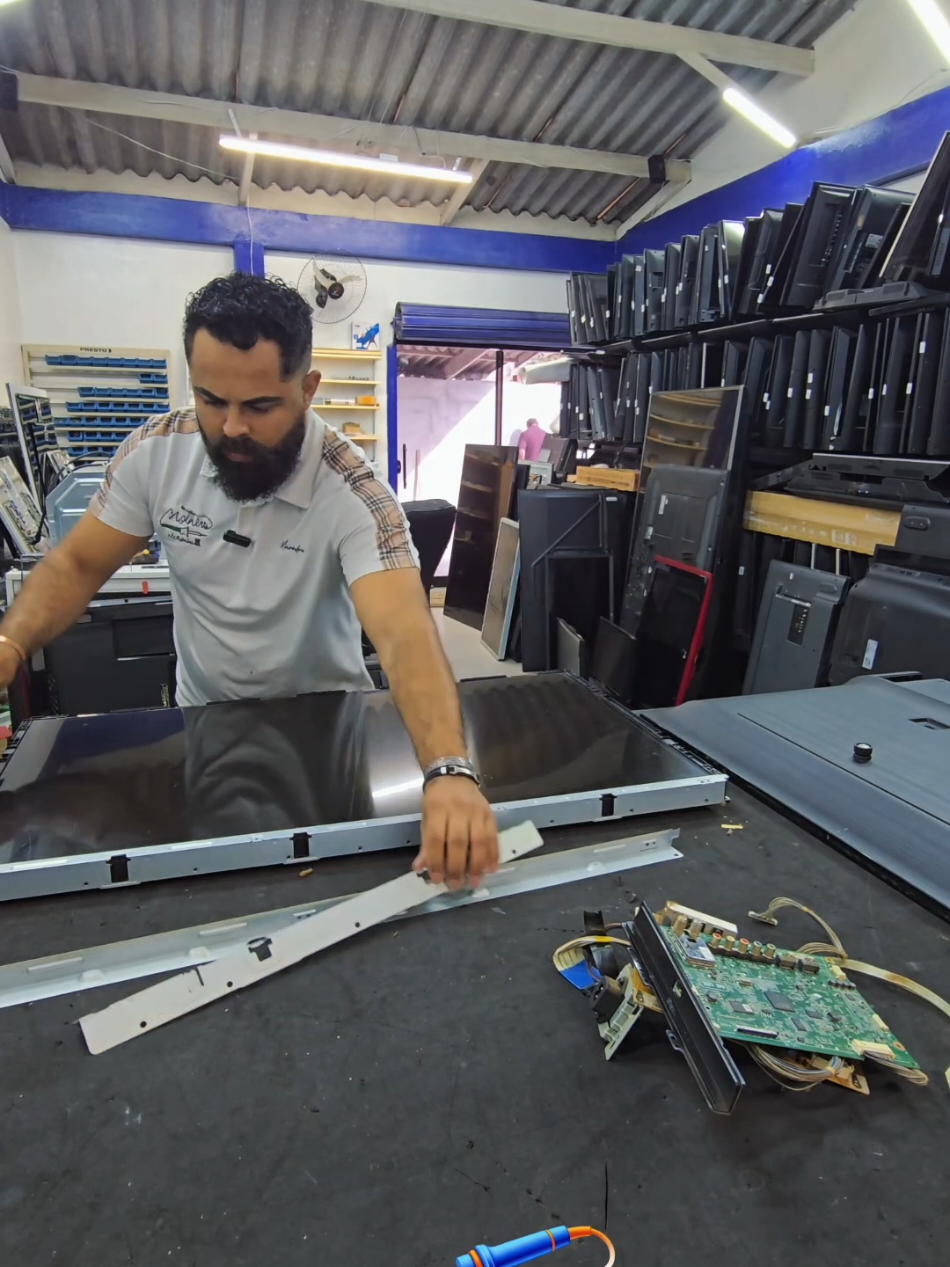 TV COM IMAGEM VIRADA . resolvido ! #assistenciatecnica #brotherselecttronica #conserto #tvs #telaquebrada 