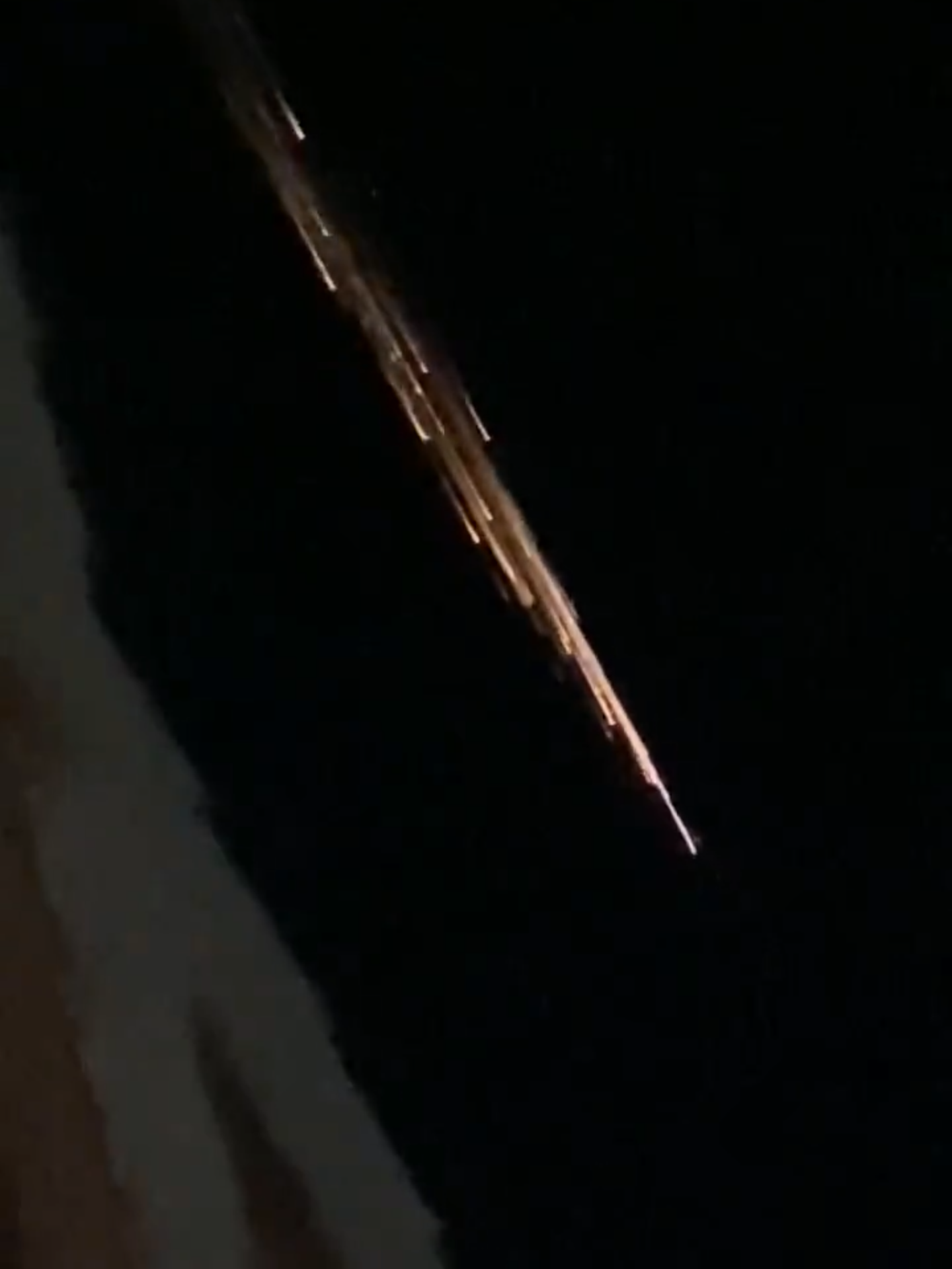 'Fogo' nos céus de Los Angeles, Califórnia,#dinamarca #meteoro #aurora #auroraboreal #ESFERADEBUGA #esferadebuga #jaimemaussan #AGROGLIFOS #agroglifos #matogrosso #CAÇA #chinaannemcclain #criaturapanamá #ovnichina2025 #chinaovni #aliendopanamá #panamáalien #meteoritopanamá #panamámeteorito #braga #Copenhaga #copenhague