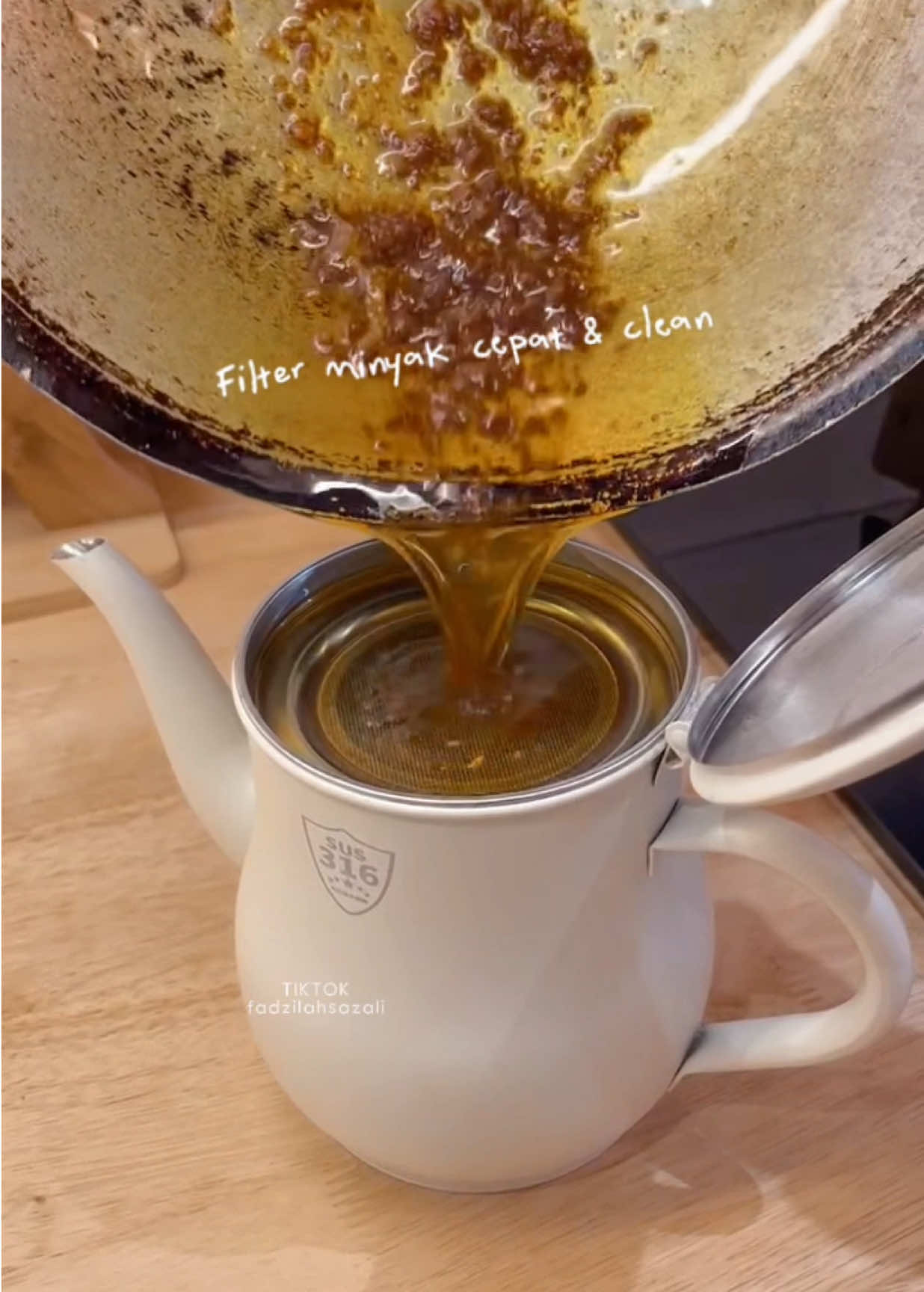 Dapur makin kemas, jimat minyak, senang nak guna semula! Kena ada satu serius mudah kerja #KitchenUpgrade #SaveYourOil #OilPotReview #DapurSihat #AlatDapur  