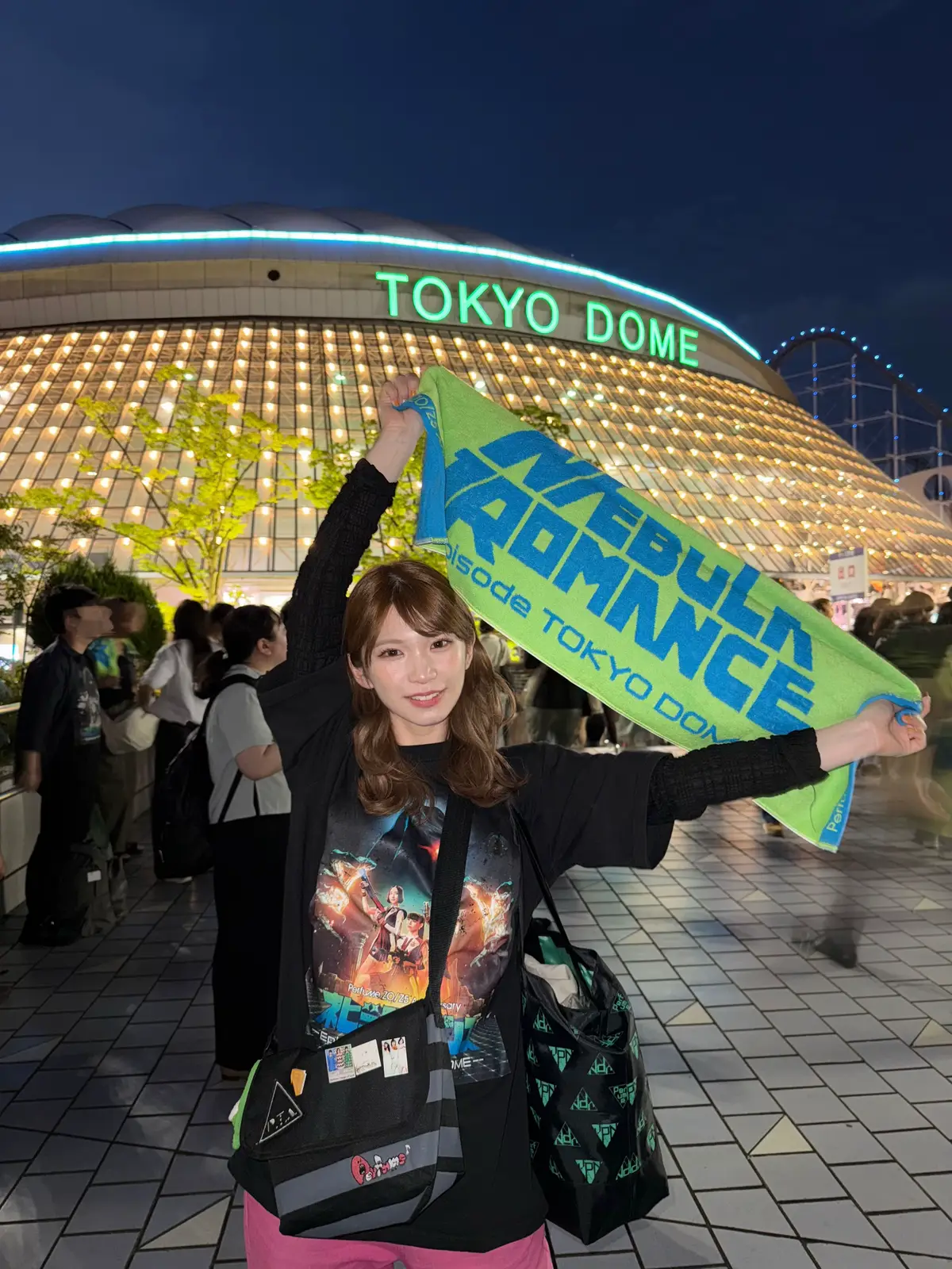 Perfumeさんの東京ドーム公演に行きました🌟 （以下敬称略😣） 小学生のときに初めて『love the world』を聴いて、「なにこれ！楽しい！」と車の中でたくさん歌って！気付けばファンクラブに入っていたし、アルバム『⊿』も予約してお小遣いで買って、Perfume漬けの日々が始まっていました。小学校の図工で絵を描く時間にはPerfumeの3人を描いて、パソコンの授業で好きなこと調べていいよー！ってなったらPerfumeについて調べて、お家に帰ってきたらDVDとか見て、バレー後一目散に帰ってきて音楽番組リアタイして。 ライブもたくさん行ったけど、コンサートとかで外されがちな徳島に来てくれたのは本当に嬉しかった🌟 いっぱい幸せをくれた分、ゆっくりコールドスリープを楽しんでください💘 #prfm 