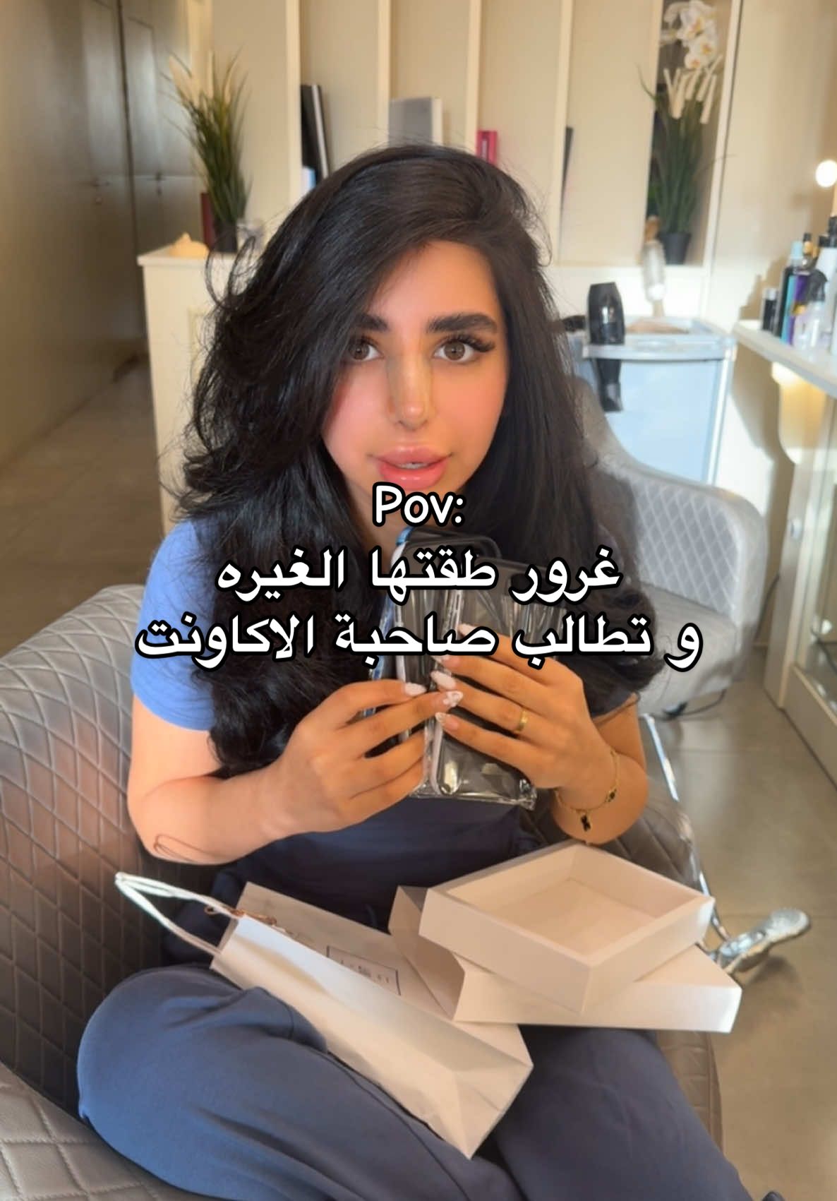 بنات أنا ادري تحبون الأشياء الي تعبر عن شخصيتكم او شنو تحبون او تهدون احد هدايا فيها قيمة حلوه انها تكون على أشياء اهمه يحبونها ف تكون مميزه و حيل مختلفه لان انتو الي تحددون شنو تبون يكون على الكفر اهيا بالها طويل و عندها وايد افكار تريدني جد شغلها ولا غلطه و بحط بالبرنامج الأصفر كل تصاميمها و هم دشو الاكاونت شوفو الإبداع  @Ghrour Safar  @Trendy.shopperkw  #كفرات #فاطمه_تج #fatimah_touch #explorepage #lueurloungekw #غرور_صفر #makeuptutorial #kuwait_tiktoker🇰🇼 