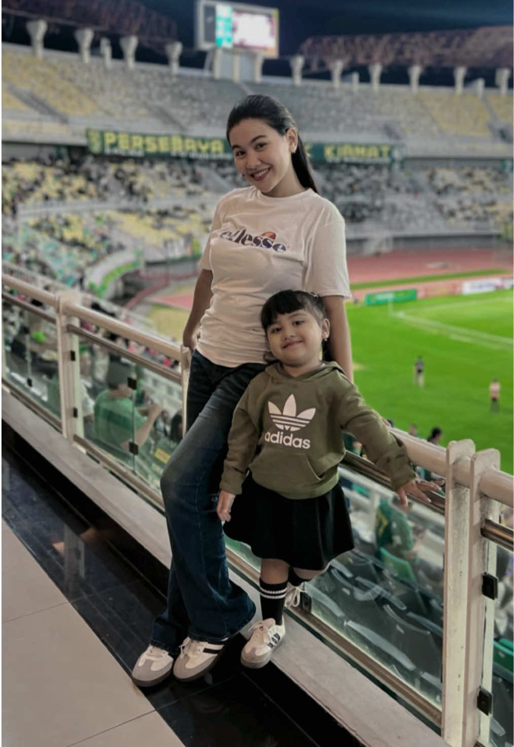 Bebeng sama mama🕊️💚  #bonek #persebaya #casual #casualoutfits #casualstyle 